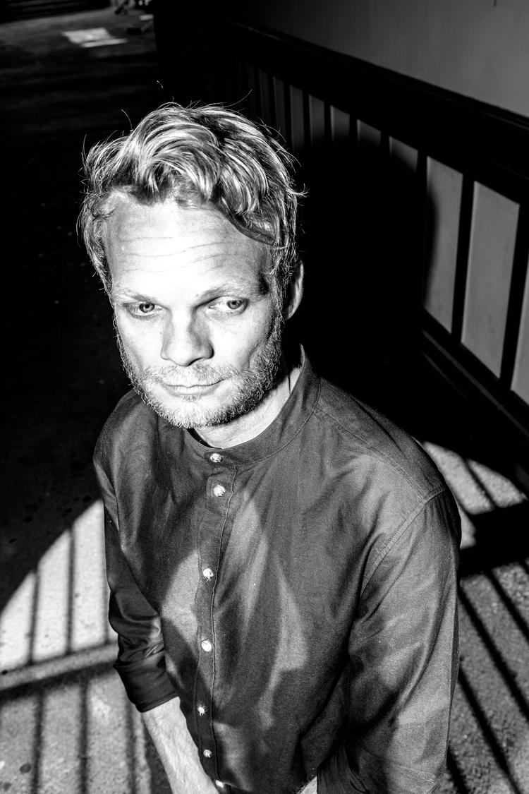 Viggo Bjerring (f. 1981) debuterede i 2016 med novellesamlingen 'Balancekatten' og udgav samme år  kortromanen 'QWERTY'. 'Verdenshjertet' er hans første roman. Foto: Frej Rosenstjerne