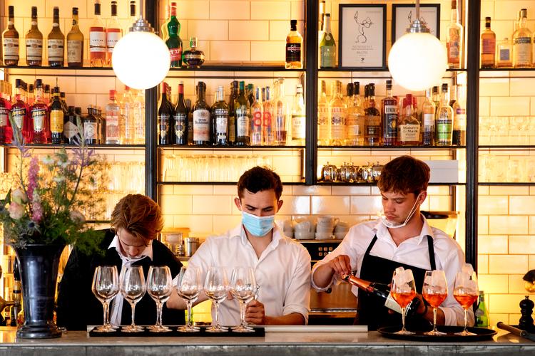 På trods af milliardtab i turistbranchen går det fremad med at skabe job som for eksempel på hoteller og restauranter. Foto: Finn Frandsen