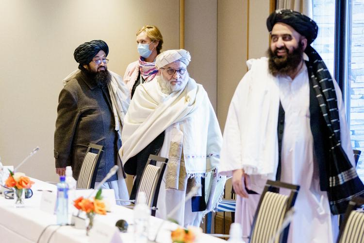    Afghansk delegation på vej til møde med norske embedsfolk på hotel i uden for Oslo. Norge inviterede Taleban og repræsentanter for vestlige regeringer til at tale om den voksende humanitære krise i Afghanistan. Foto: Ntb/Ritzau Scanpix