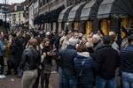 Tusindvis af hollændere deltog søndag i en pubcrawl i byen Roermond i protest mod, at regeringen har tilladt sexarbejdere og frisører, men ikke barer og restauranter, at åbne. Nu giver regeringen dog også serveringssteder lov til at åbne igen trods udbredt smitte. Foto: Rob Engelaar/Ritzau Scanpix