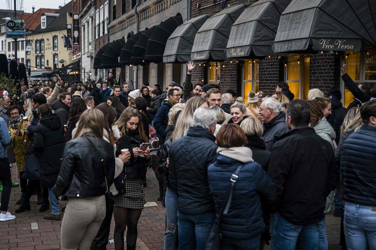 Tusindvis af hollændere deltog søndag i en pubcrawl i byen Roermond i protest mod, at regeringen har tilladt sexarbejdere og frisører, men ikke barer og restauranter, at åbne. Nu giver regeringen dog også serveringssteder lov til at åbne igen trods udbredt smitte. Foto: Rob Engelaar/Ritzau Scanpix