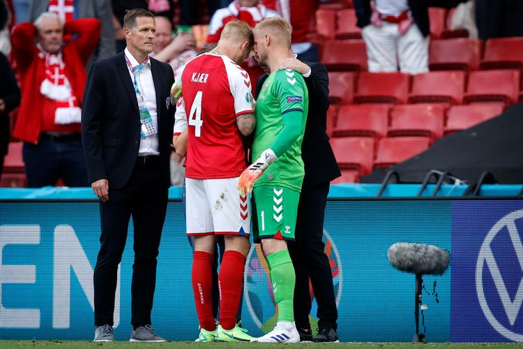 Simon Kjær og Kasper Schmeichel måtte i kamp kort efter, at de sammen med Peter Møller (t.v.) og Christian Nørkjær (t.h) havde trøstet Sabrina Kvist Jensen. Foto: Jens Dresling