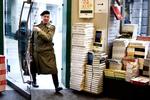 En bogkøber i stor, løs trenchcoat, alpehue og praktiske støvler inkarnerer det ny, hotte bookcore-look. (arkivfoto) Foto: Lars Krabbe
