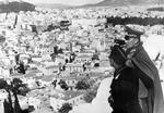 Tyske tropper invaderede i foråret 1941 Grækenland, og 27. april det år faldt Athen i nazisternes hænder. Her står tyske soldater og overskuer byen i maj 1941.    Foto: Berliner Verlag/archiv/Ritzau Scanpix