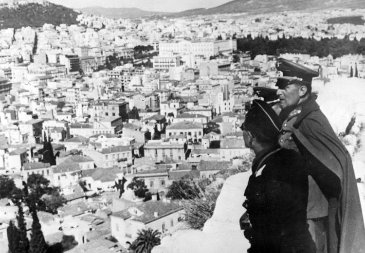 Tyske tropper invaderede i foråret 1941 Grækenland, og 27. april det år faldt Athen i nazisternes hænder. Her står tyske soldater og overskuer byen i maj 1941.    Foto: Berliner Verlag/archiv/Ritzau Scanpix