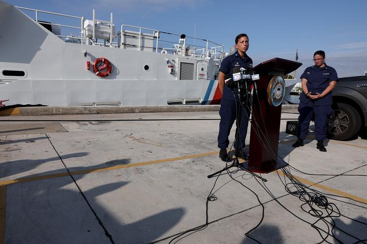 MIAMI, FLORIDA - JANUARY 26: U.S. Coast Guard Sector Miami Commander Captain Jo-Ann F. Burdian speaks during a press conference about the ongoing search for survivors of a capsized vessel on January 26, 2022 in Miami, Florida. The Commander said they continued search and rescue operation for survivors after a boat believed to be involved in a human smuggling operation capsized off the Florida coast. Capt. Burdian said at least one person is dead, and dozens more are missing. Joe Raedle/Getty Images/AFP == FOR NEWSPAPERS, INTERNET, TELCOS &amp; TELEVISION USE ONLY == Foto: Joe Raedle/Ritzau Scanpix