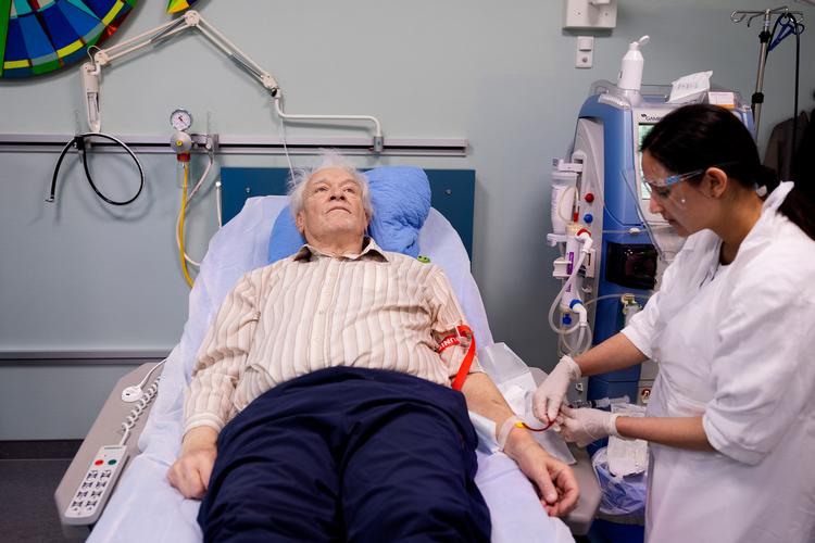 77-årige Benny Jørgensen bor kun 12 minutter fra Hvidovre Hospital. Men når han bliver kørt af Flextrafik tager turen ofte mere end en time. Derfor er han begyndt at køre turen i egen bil, selv om han er træt og udkørt efter dialysen. Foto: Thomas Borberg