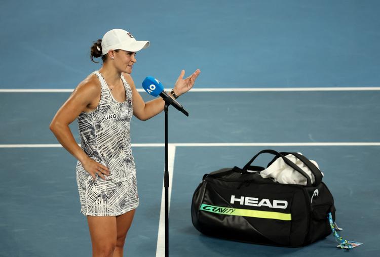 Situationer som det obligatoriske vinderinterview på banen er Ashleigh Barty ved at være en mester i at håndtere. Lige som alt andet, der har med tennis at gøre.   Foto: Loren Elliott/Ritzau Scanpix