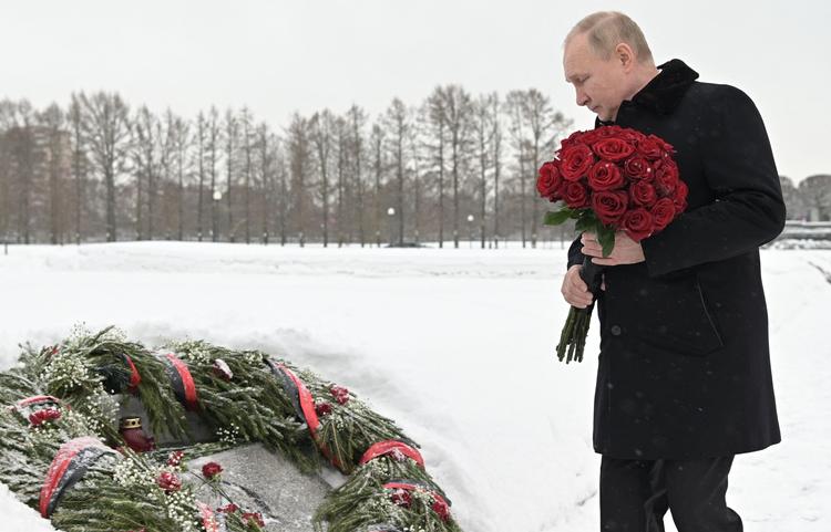 Ruslands præsident, Vladimir Putin, besøgte torsdag Piskaryovskoye-kirkegården i Sankt Petersborg i anledning af årsdagen for slutningen af belejringen af det tidligere Leningrad under Anden Verdenskrig. Ifølge talsmand Dmitrij Peskov ligger USA's brev nu hos Putin. Foto: Alexey Nikolsky/Ritzau Scanpix