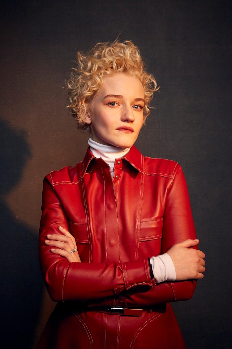 Julia Garner er i dag etableret i Hollywood, også privat. Hun bor i Los Angeles med sin mand, sangeren Mark Foster fra bandet Foster the People.  Foto: Taylor Jewell/Ritzau Scanpix