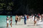 Thailand håber desperat på at turisterne vender tilbage som her ved Maya-bugten i januar, men thaierne og asiater generelt er selv påpasselige med at rejse udenlands. Foto: Athit Perawongmetha/Ritzau Scanpix