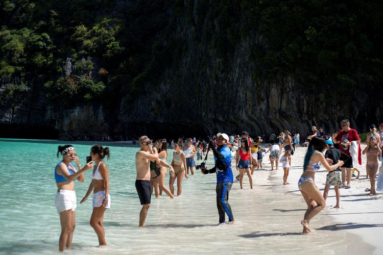 Thailand håber desperat på at turisterne vender tilbage som her ved Maya-bugten i januar, men thaierne og asiater generelt er selv påpasselige med at rejse udenlands. Foto: Athit Perawongmetha/Ritzau Scanpix
