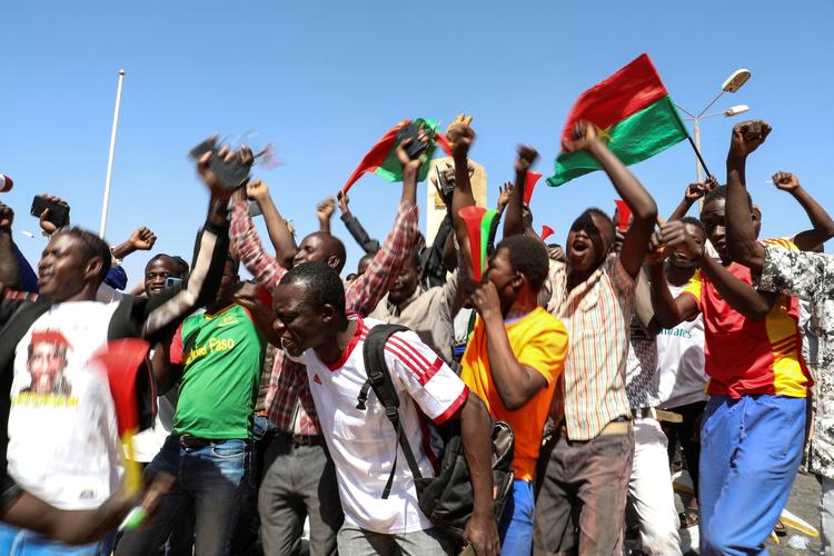 I sidste uge trak Burkina Fasos præsident Roch Marc Christian Kabore sig tilbage, efter en oprørshær har overtaget magten, hvilket udløste jubel hos nogle borgere. Foto: Vincent Bado/Ritzau Scanpix