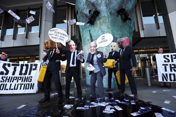     Klimaaktivister som her fra  Ocean Rebellion er tit på gaden med opsigtsvækkende og fantasifulde aktioner. De holder klimadebatten i gang. - men det rykker ikke politisk. Foto Henry Nicholls