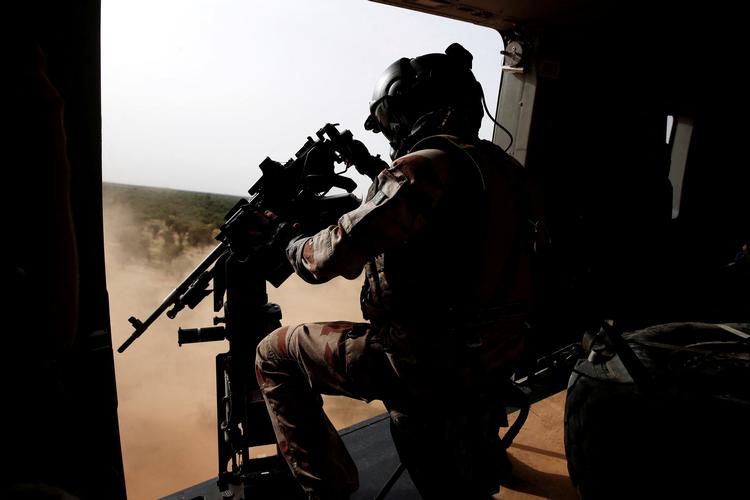 En fransk soldat i sin helikopter fotograferet i Mali i 2019.  Foto: Benoit Tessier/Ritzau Scanpix