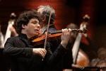 Augustin Hadelich var optaget af smuk klang og syngende toner på sin violin torsdag aften i Koncerthuset. Foto: Miriam Dalsgaard