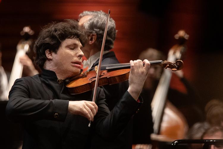 Augustin Hadelich var optaget af smuk klang og syngende toner på sin violin torsdag aften i Koncerthuset. Foto: Miriam Dalsgaard