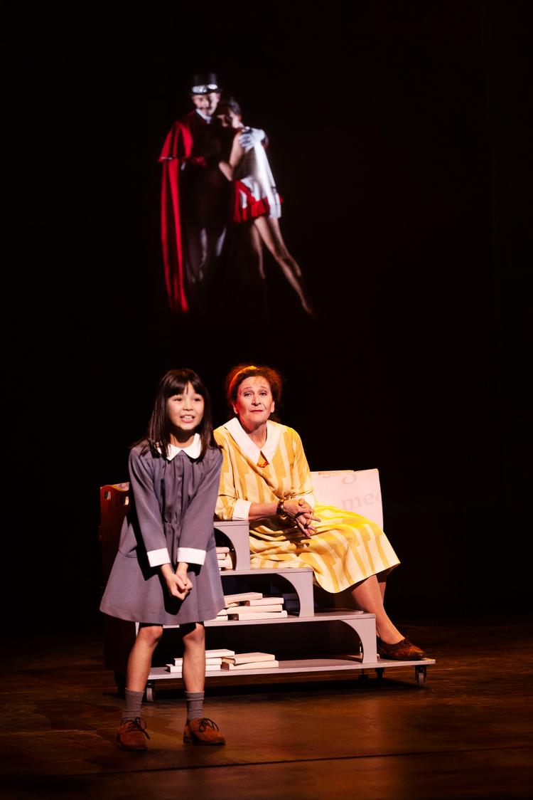 Clara Schelling er en af de tre Matilda'er, som Det kgl. Teater råder over, og hun var bedårende dygtig på premiereaftenen.  Foto: Miklos Szabo