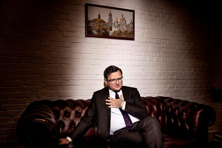 Politiken mødte og interviewede Ukraines udenrigsminister Dmytro Kuleba, da han torsdag var i København, hvor han blandt andre mødte udenrigsminister Jeppe Kofod (S) og statsminister Mette Frederiksen (S).   Foto: Jacob Ehrbahn