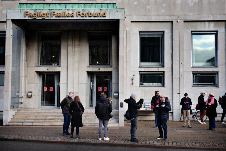 Hvor går grænsen for privatlivets fred. Det har været diskuteret ivrigt, siden det kom frem, at den nu tidligere
3F-formand Per Christensen i årevis har levet et hemmeligt dobbeltliv med flere familier. Nyheden førte til krisemøde i fagforbundet med dertil hørende journalister. Foto: Martin Lehmann