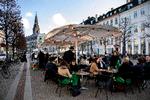 Restauranterne er glade for genåbningen, men samtidig frygter Dansk Erhverv, at der kan blive mangle på ansatte i takt med, at endnu flere bliver smittede. Det kan medføre, at restauranter må holde lukket. Foto: Finn Frandsen