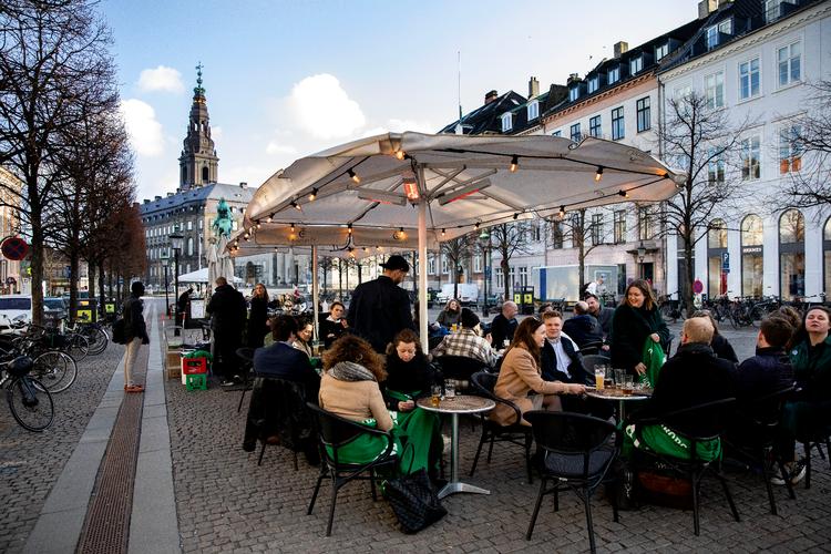 Restauranterne er glade for genåbningen, men samtidig frygter Dansk Erhverv, at der kan blive mangle på ansatte i takt med, at endnu flere bliver smittede. Det kan medføre, at restauranter må holde lukket. Foto: Finn Frandsen