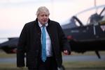 Boris Johnson var forleden på besøg hos det britiske luftvåben. Nu tilbyder han at sende flere soldater til Østeuropa. Foto: Carl Recine/Ritzau Scanpix