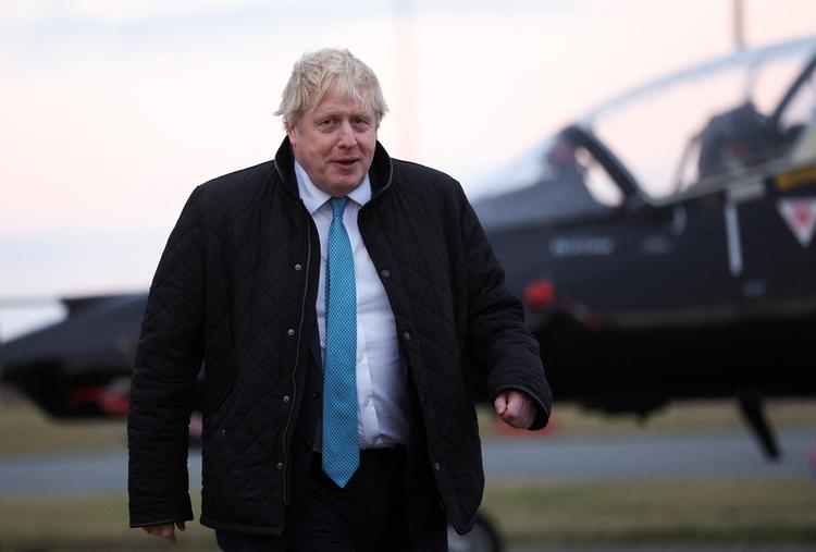 Boris Johnson var forleden på besøg hos det britiske luftvåben. Nu tilbyder han at sende flere soldater til Østeuropa. Foto: Carl Recine/Ritzau Scanpix
