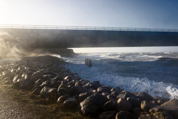 Det blæser stadig en del søndag formiddag som det ses her ved Storebæltsbroen. Foto: Miriam Dalsgaard