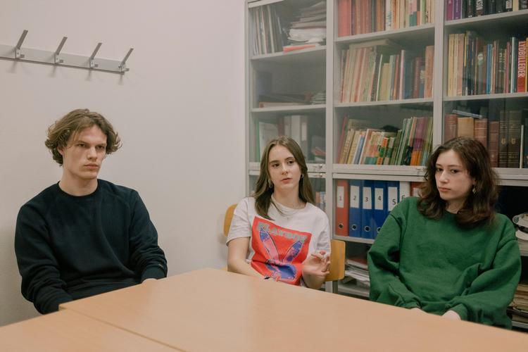     Fra venstreses Aske Schou, Ea Thulin Hartmann og Elisabeth Alma Nielsen. samtykkeloven har ændret samtalen om sex og grænserne, fortæller de.   Foto: Katrine Hørup Noer