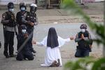 Der er stor civil modstand mod Myanmars militærstyre. Her forsøger en nonne i marts 2021 at beskytte demonstranter mod soldaterne. Foto: Handout/Ritzau Scanpix