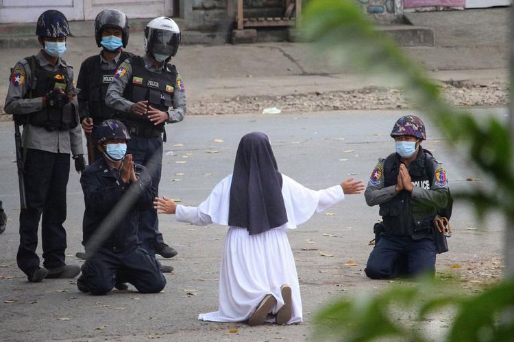 Der er stor civil modstand mod Myanmars militærstyre. Her forsøger en nonne i marts 2021 at beskytte demonstranter mod soldaterne. Foto: Handout/Ritzau Scanpix