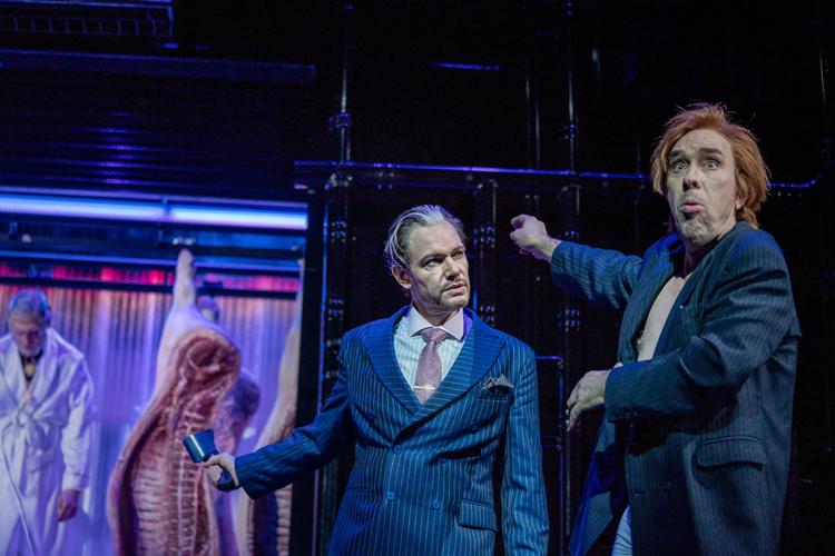 Morten Staugaard som tjeneren Leporello er skræmt fra vid og sans, mens Palle Knudsen som Don Juan truer ham med en kødøkse. Foto: Camilla Winther