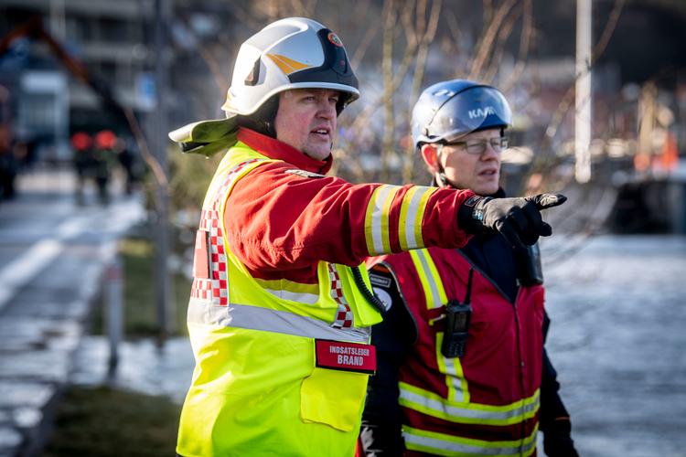 Beredskabet arbejder med at pumpe vandet væk fra Nissum Bredning, der gik op i Lemvig Havn, forårsaget af Stormen Malik, i Lemvig i går.  Foto: Johan Gadegaard/Ritzau Scanpix