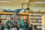 Zombierne har indtaget skolebiblioteket på Hyosan High. Og de er glubske. Foto: PR-foto
