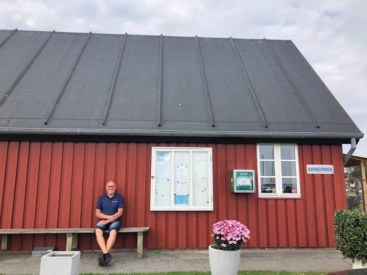 Lars Jørgensen var tæt på at trække stikket til arbejdsmarkedet, da han i sensommeren 2018 måtte stoppe karrieren som kørende sælger.  125 ansøgninger sendte han afsted – stort set alle kom retur med afslag. Men nu er han  halvårs-havnefoged i Karrebæksminde. 