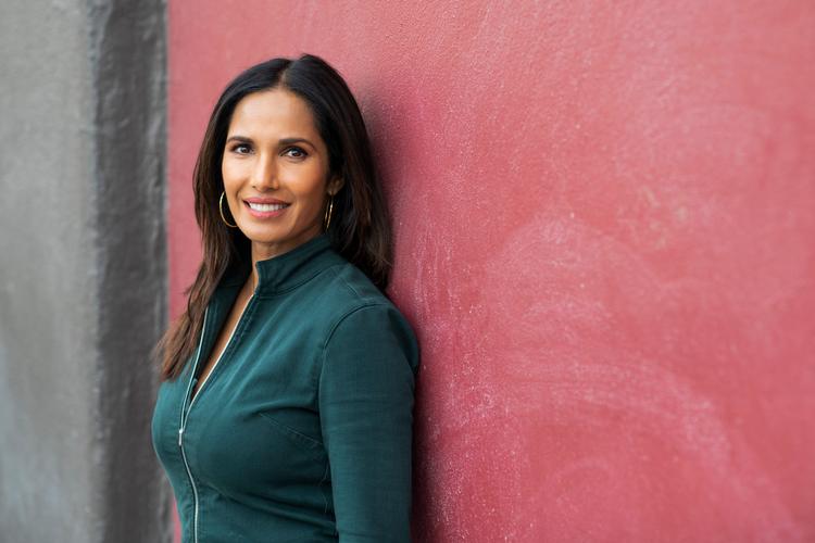 Padman Lakshmi udforsker den amerikanske madkultur og afdækker, at den ikke findes som sådan.  
