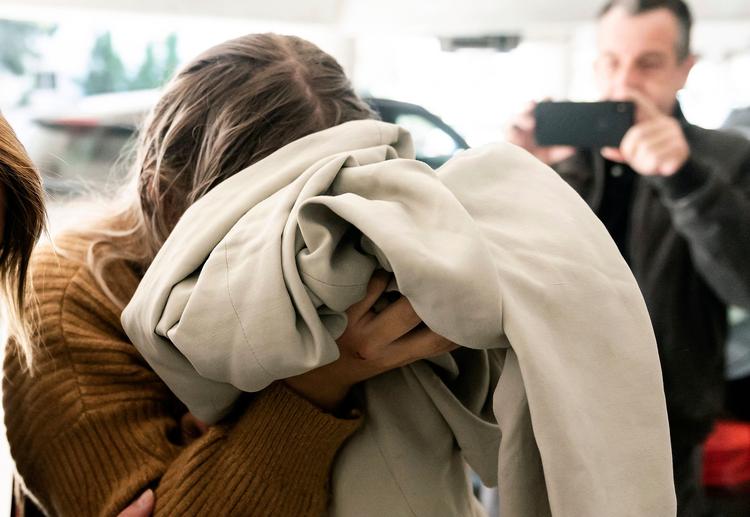 Den britiske kvinde fotograferet i 2019, da hun blev dømt for at lyve om gruppevoldtægten.  Foto: Iakovos Hatzistavrou/Ritzau Scanpix