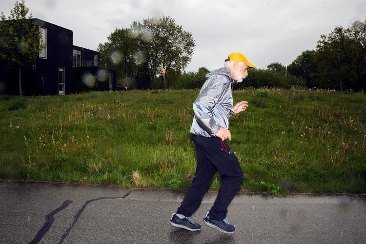 Maratonløbere træner ofte alene. Her er det 75-årige David Cohen, der begyndte at løbe som 69-årig og har løbet mange maratonløb siden. Arkivfoto Emma Sejersen
