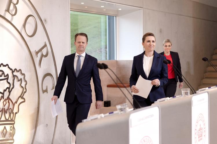 Mette Frederiksen præsenterede på Marienborg sammen med Jeppe Kofod og Trine Barmsen fem forskellige slags diplomati, der skal gøre danskerne trygge og velhavende og verden grønnere.
 Foto: Tilde Døssing Tornbjerg