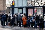 Et billede fra et stoppested i København i november, hvor mundbind igen blev påbudt i offentlig trafik og butikker. Nu kan masken falde igen.  Foto: Thomas Borberg