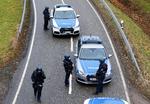 Politiet satte vejspærringer op efter drabet på de to betjente. Nu er to personer anholdt i sagen. Foto: Thilo Schmuelgen/Ritzau Scanpix