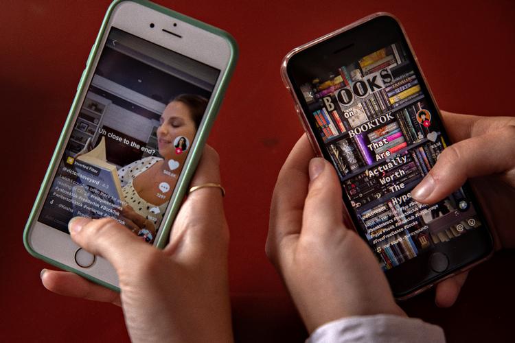 Unge får inspiration til at gå i boghandlen ved at bruge TikTok, der under hashtagget BookTok kaldes verdens største bogklub. Foto: Jacob Ehrbahn