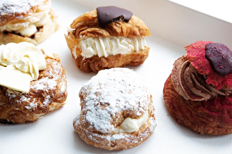 Klassiske fastelavnsboller af wienerdej med fyld af creme og flødeskum. Foto: Martin Lehmann