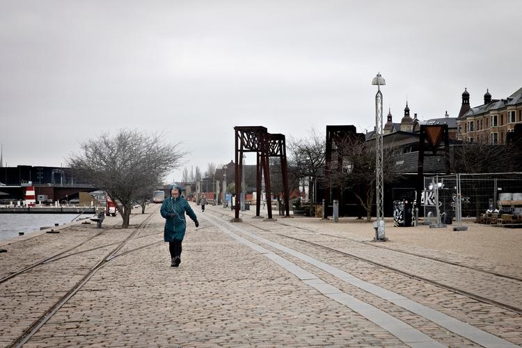 At gå med en bog i ørerne er en god disciplin og kan motivere til at komme af sted, også når det er koldt og mørkt udenfor. Foto: Marius Renner