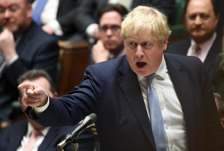 Boris Johnson angriber Labours leder Keir Starmer i Underhuset mandag. Foto: Jessica Taylor/Ritzau Scanpix