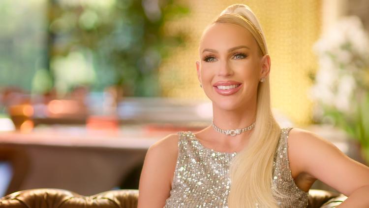 Fjerde sæson af Selling Sunset åbner med en højgravid Christine. Men i Hollywood Hills går man ikke i graviditetsbukser, man går i couture. Babybule eller ej.  Foto: Netflix