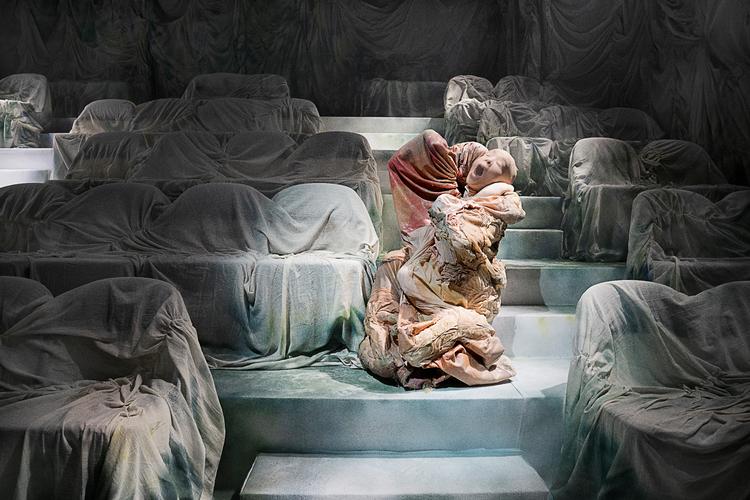 Som et fremtidsvæsen kommer Stephanie Nguyen dumpende ned blandt tilskuerne på Teater Grob. Men hvad vil hun os? Foto: Karoline Lieberkind 
