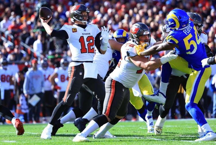 TAMPA, FLORIDA - JANUARY 23: Tom Brady #12 of the Tampa Bay Buccaneers throws the ball in the first quarter of the game against the Los Angeles Rams in the NFC Divisional Playoff game at Raymond James Stadium on January 23, 2022 in Tampa, Florida. Mike Ehrmann/Getty Images/AFP == FOR NEWSPAPERS, INTERNET, TELCOS &amp; TELEVISION USE ONLY == Foto: Mike Ehrmann/Ritzau Scanpix