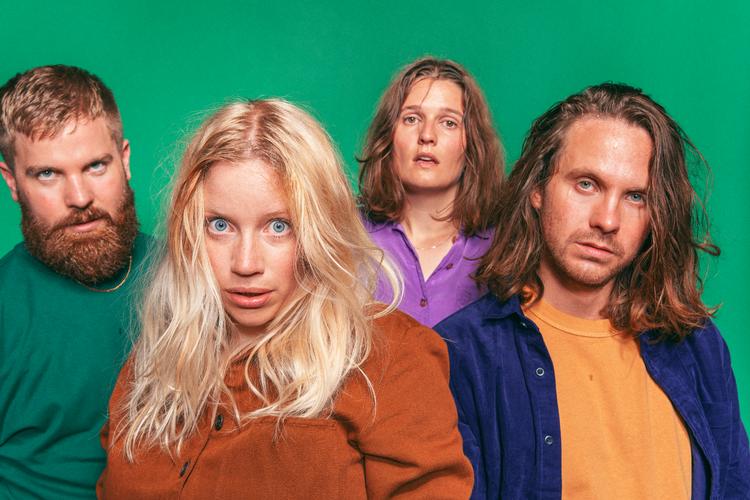 Tidligere gjorde Katinka Bjerregaard ikke det store ud af køn, men på 'Ekstremsport' er det trukket frem i lyset. Bandet er Katinka Bjerregaard, Simon Ask, Marie Hageltorn Christiansen og Tobias Rye Adomat. Foto: Daniel Buchwald